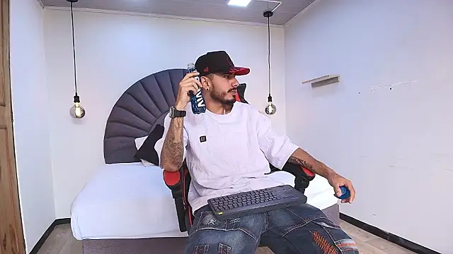 Snapshot of MatthewCullen chatting on February 2026 06:45:01 PM MatthewCullen online show from February 2026 06:45:01 PM