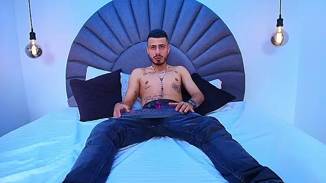 Snapshot of MatthewCullen chatting on February 2026 08:27:01 PM MatthewCullen online show from February 2026 08:27:01 PM