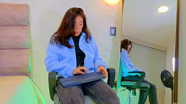 Snapshot of Mia_Cullen chatting on January 2026 11:01:02 AM Mia Cullen online show from January 2026 11:01:02 AM