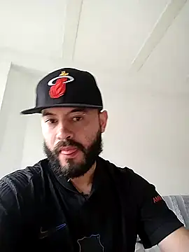 Snapshot of Duglass_tomson chatting on April 2026 07:20:02 PM Duglass tomson online show from April 2026 07:20:02 PM