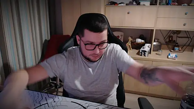 Snapshot of kevinnlovelly chatting on December 2025 04:48:01 PM kevinnlovelly online show from December 2025 04:48:01 PM