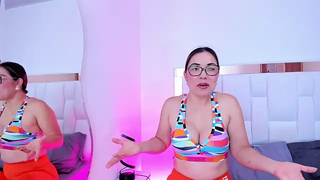 Snapshot of AnnaJaimes chatting on December 2025 04:54:01 AM AnnaJaimes online show from December 2025 04:54:01 AM