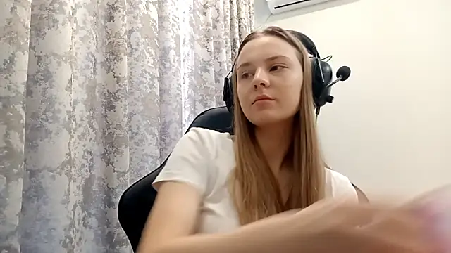 Snapshot of CrackShirker chatting on December 2025 06:20:02 AM CrackShirker online show from December 2025 06:20:02 AM