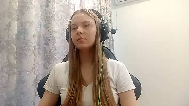 Snapshot of CrackShirker chatting on December 2025 06:09:01 AM CrackShirker online show from December 2025 06:09:01 AM