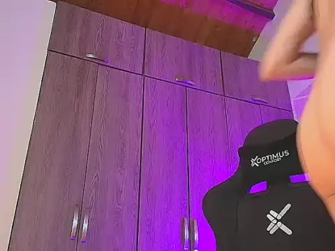 Snapshot of Doll_Dollys_ chatting on December 2025 01:36:01 AM Doll Dollys online show from December 2025 01:36:01 AM