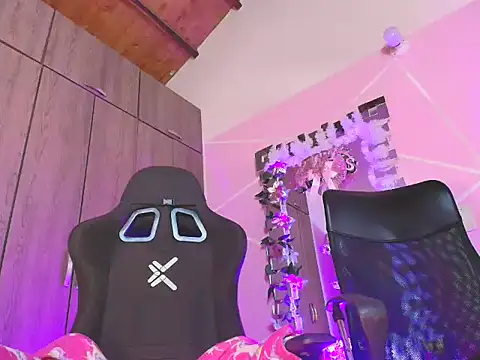 Snapshot of Doll_Dollys_ chatting on December 2025 07:32:01 PM Doll Dollys online show from December 2025 07:32:01 PM