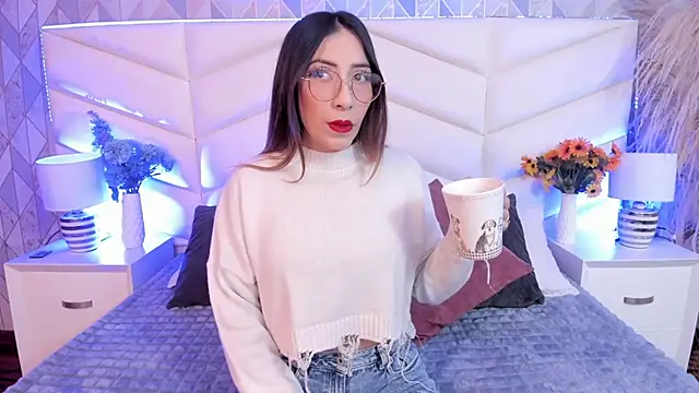 Lizzi Hotman  online show from January 2026 12:10:01 PM