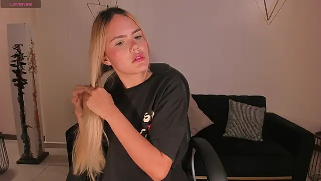 Snapshot of RossiRivers chatting on February 2026 12:11:01 PM RossiRivers online show from February 2026 12:11:01 PM