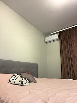 s4rah online show from December 2025 06:59:02 PM