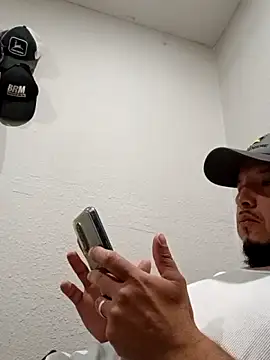 Snapshot of Lalin2323 chatting on February 2026 01:21:02 AM Lalin2323 online show from February 2026 01:21:02 AM