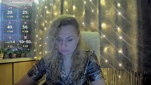 Snapshot of LanaLight_x chatting on December 2025 06:22:01 AM LanaLight x online show from December 2025 06:22:01 AM