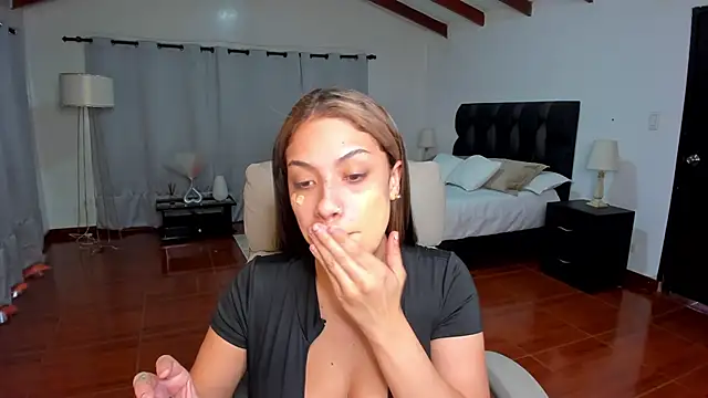 Snapshot of Zara_Wolf_ chatting on December 2025 12:12:01 PM Zara Wolf online show from December 2025 12:12:01 PM