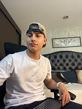 Snapshot of Lander_Cruz chatting on April 2026 08:09:01 PM Lander Cruz online show from April 2026 08:09:01 PM