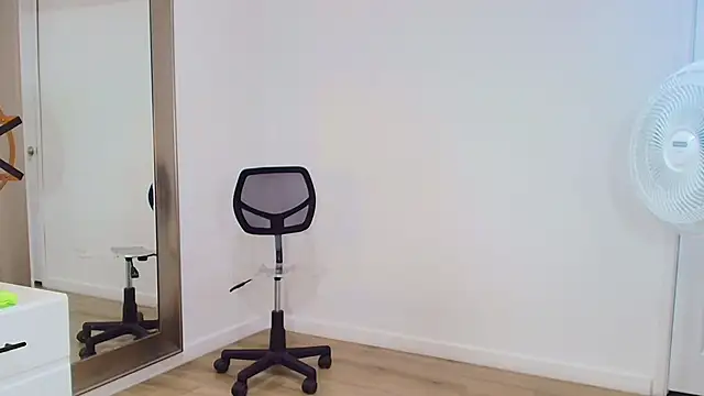 Snapshot of Sara_BigAss- chatting on January 2026 12:57:01 AM Sara BigAss- online show from January 2026 12:57:01 AM