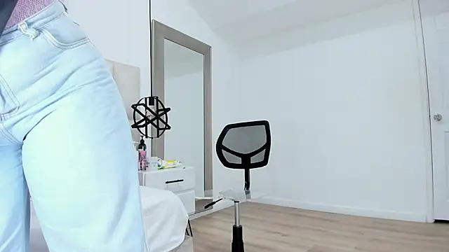 Snapshot of Sara_BigAss- chatting on April 2026 07:44:02 PM Sara BigAss- online show from April 2026 07:44:02 PM