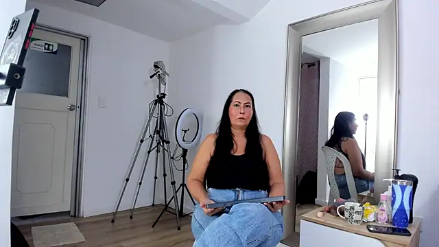 Snapshot of Sara_BigAss- chatting on April 2026 12:38:02 PM Sara BigAss- online show from April 2026 12:38:02 PM