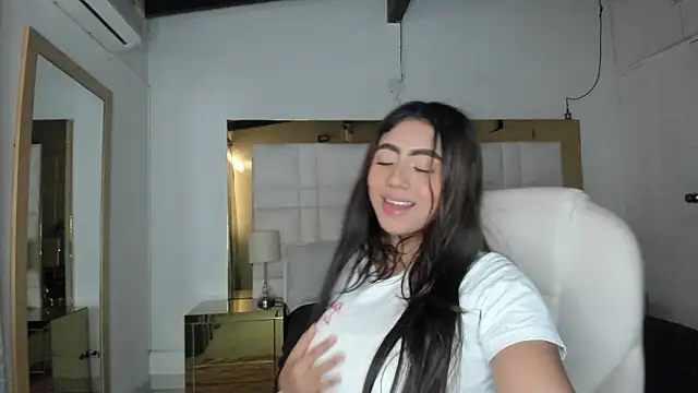 Snapshot of Zoei_Moon chatting on February 2026 07:03:02 PM Zoei Moon online show from February 2026 07:03:02 PM