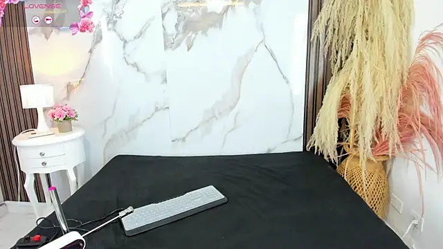 hilarythomsom online show from January 2026 01:05:02 PM