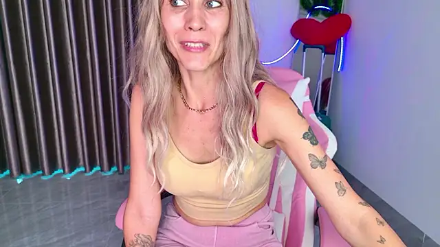 Snapshot of betty_xoxoo chatting on February 2026 10:44:02 AM betty xoxoo online show from February 2026 10:44:02 AM