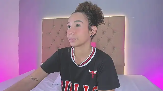 Snapshot of EmmaLawrence_ chatting on February 2026 07:53:01 PM EmmaLawrence online show from February 2026 07:53:01 PM