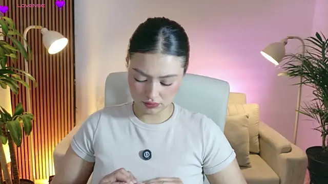 Snapshot of victoria___moon chatting on April 2026 01:49:01 PM victoria moon online show from April 2026 01:49:01 PM
