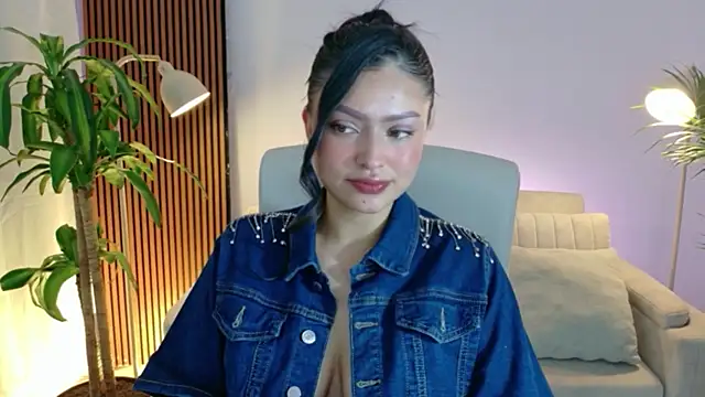 Snapshot of victoria___moon chatting on April 2026 02:01:02 PM victoria moon online show from April 2026 02:01:02 PM
