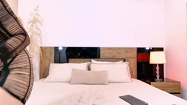 LucyHanks online show from May 2026 01:38:01 PM