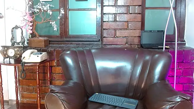 Snapshot of Sue_Sparkle chatting on December 2025 07:10:01 PM Sue Sparkle online show from December 2025 07:10:01 PM