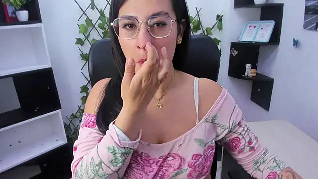 sophi hardd  online show from April 2026 01:34:01 PM