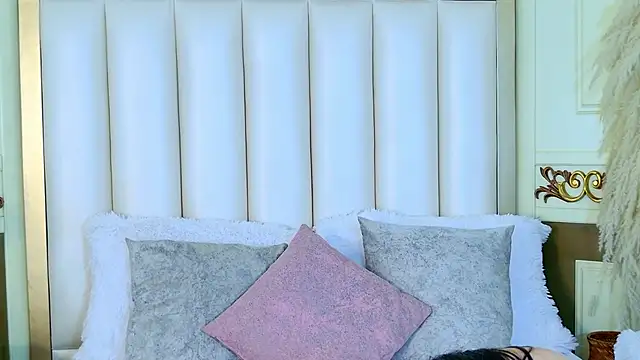 NinnaPiers online show from February 2026 11:42:02 AM