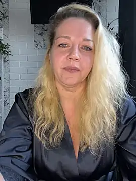 Snapshot of JenniferCarmen chatting on April 2026 07:04:01 AM JenniferCarmen online show from April 2026 07:04:01 AM