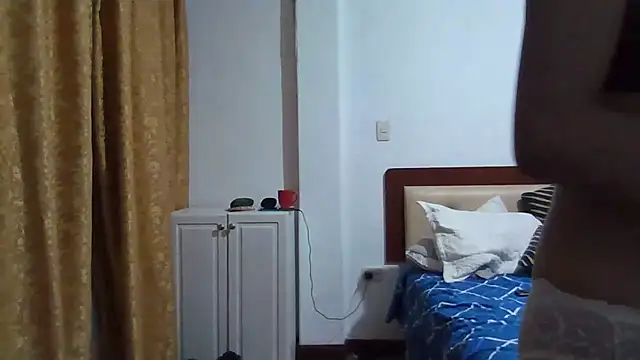 Snapshot of Hot_Contrasts chatting on March 2026 03:12:02 AM Hot Contrasts online show from March 2026 03:12:02 AM