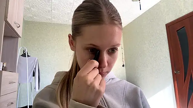 ZaidaSchwarten online show from April 2026 01:30:01 PM