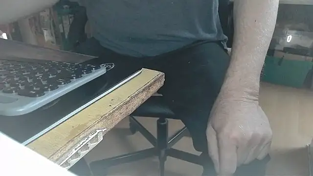 oldmann08 online show from January 2026 01:05:02 PM