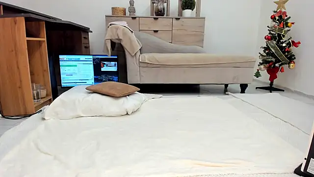 Snapshot of classy_medea chatting on December 2025 01:33:02 AM classy medea online show from December 2025 01:33:02 AM