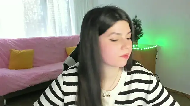 Snapshot of KisaModel chatting on February 2026 08:13:02 AM KisaModel online show from February 2026 08:13:02 AM