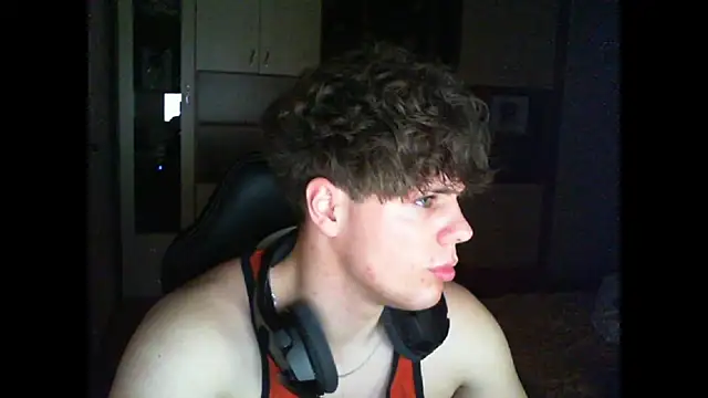 Snapshot of GymGuy0505 chatting on December 2025 10:47:01 PM GymGuy0505 online show from December 2025 10:47:01 PM