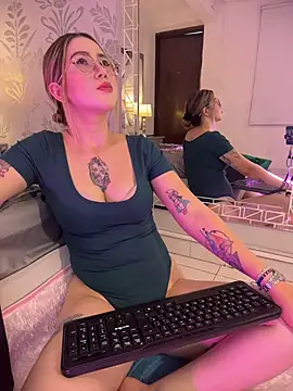 Annyhathatway online show from April 2026 08:39:01 PM