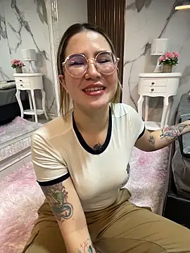 Annyhathatway online show from May 2026 12:40:02 AM