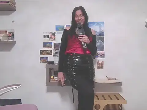 Snapshot of DommeVioleta chatting on February 2026 06:42:01 AM DommeVioleta online show from February 2026 06:42:01 AM