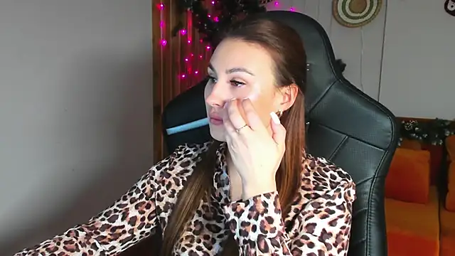 Snapshot of NoraFoxes chatting on December 2025 05:25:02 AM NoraFoxes online show from December 2025 05:25:02 AM