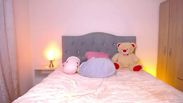 Snapshot of Kitten_Riot chatting on February 2026 01:03:02 AM Kitten Riot online show from February 2026 01:03:02 AM