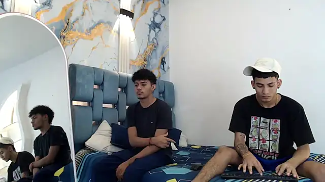 Snapshot of DIAMOND_BLACKS chatting on January 2026 08:07:01 AM DIAMOND BLACKS online show from January 2026 08:07:01 AM