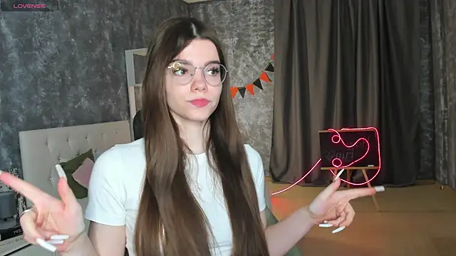 Snapshot of miss__evelyne chatting on December 2025 01:32:02 AM miss evelyne online show from December 2025 01:32:02 AM