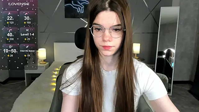 Snapshot of miss__evelyne chatting on December 2025 01:33:02 AM miss evelyne online show from December 2025 01:33:02 AM