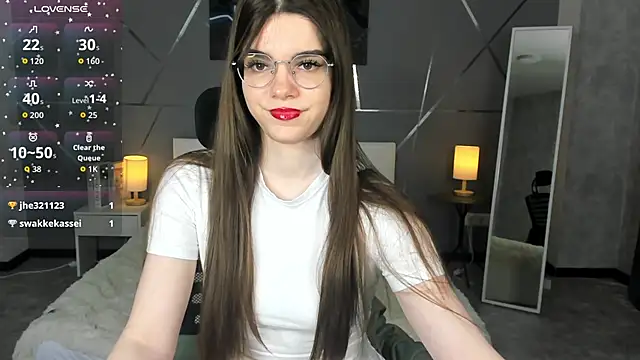 Snapshot of miss__evelyne chatting on January 2026 01:29:01 AM miss evelyne online show from January 2026 01:29:01 AM