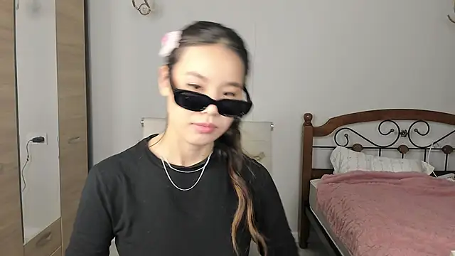 amiya cute online show from February 2026 02:33:01 PM