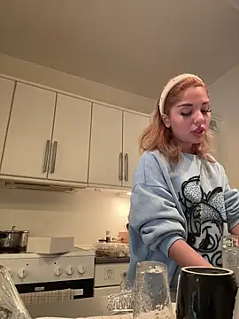 Snapshot of SilkyMira chatting on December 2025 06:59:02 PM SilkyMira online show from December 2025 06:59:02 PM