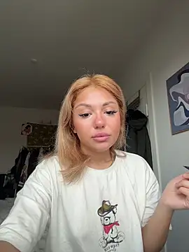 Snapshot of SilkyMira chatting on December 2025 11:18:01 AM SilkyMira online show from December 2025 11:18:01 AM