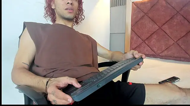 Snapshot of TAYSON_SCOTT chatting on December 2025 01:39:02 PM TAYSON SCOTT online show from December 2025 01:39:02 PM